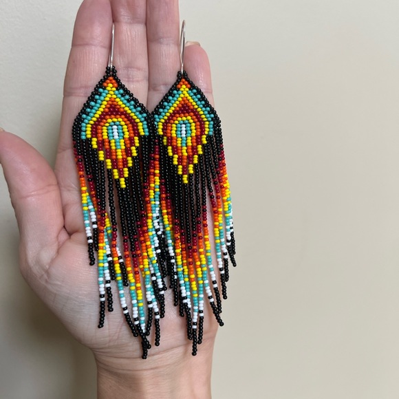 Indigenous hand beaded earrings - Picture 3 of 4